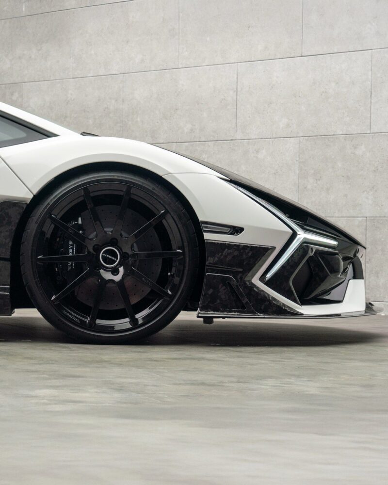 لامبورگینی روئلتو با پکیج سفارشی‌سازی «Initiate» منصوری، که با ارتقای قدرت به ۱۰۷۰ اسب بخار، شتاب صفر تا صد ۲.۴ ثانیه‌ای و بدنه فیبر کربنی، مرزهای عملکرد این ابرخودرو را جابه‌جا کرده است