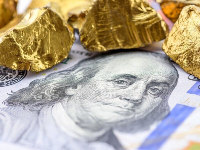 طلا یا دلار ؛ برنده واقعی بازارها کدام است؟