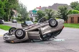 مرگ ۲ مرد و یک زن سارق با چپ شدن ماشینشان هنگام فرار در شفت