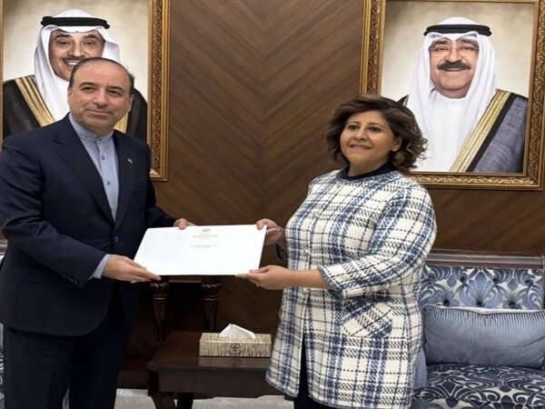 Iran FM delivers written message to Kuwaiti counterpart