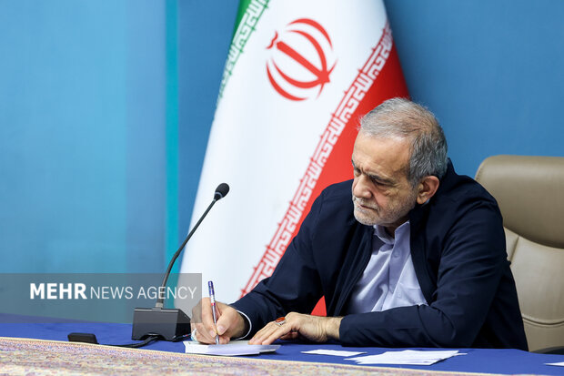 Pezeshkian enacts Iran-Turkey railway coop. agreement