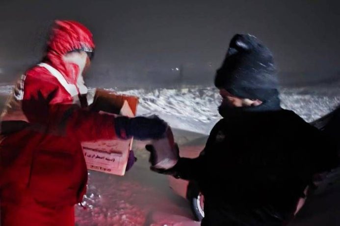نجات ۴۰ نفر گرفتار در برف و کولاک توسط نجاتگران هلال‌احمر بستان‌آباد