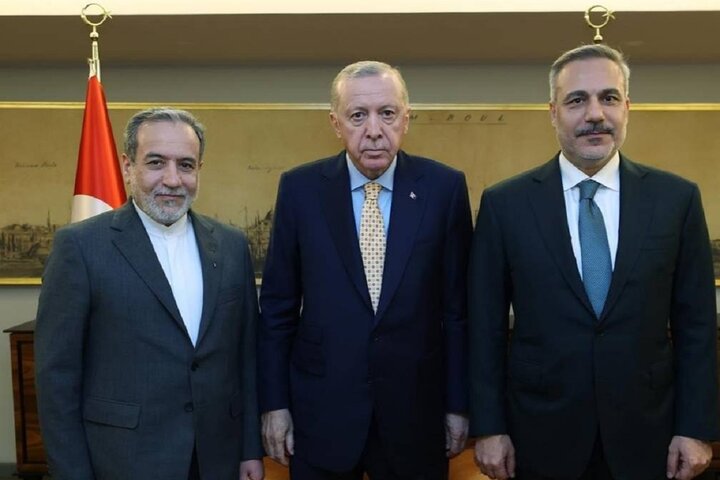 Araghchi deplores Western media’s lies about Iran events