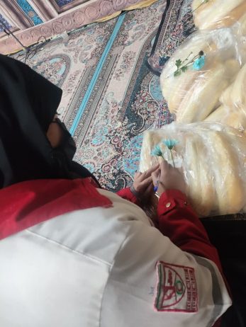توزیع گل و غذا بین جهادگران و مدافعان امنیت توسط پایگاه مردمی هلال احمر شهرستان اصفهان مستقر در امامزاده شاه میر حمزه با همکاری قرارگاه جهادی شهید امیداکبری