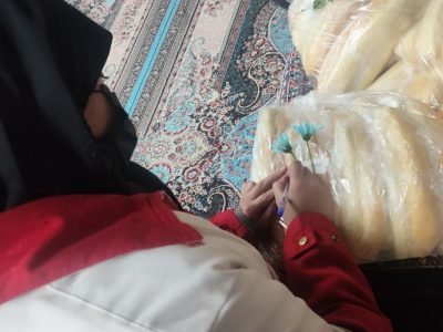 توزیع گل و غذا بین جهادگران و مدافعان امنیت توسط پایگاه مردمی هلال احمر شهرستان اصفهان مستقر در امامزاده شاه میر حمزه با همکاری قرارگاه جهادی شهید امیداکبری