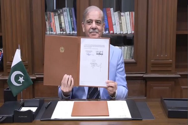 VIDEO: PM Shehbaz Sharif signs Iran-US MoU as mediator