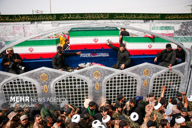 Martyred Leader’s coffin warmly welcome in Najaf