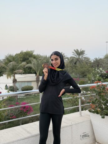 عاطفه خانی :دوندهٔ ملیپوش و مربی حرکات اصلاحی: علم را به میدان دویدن آوردم.