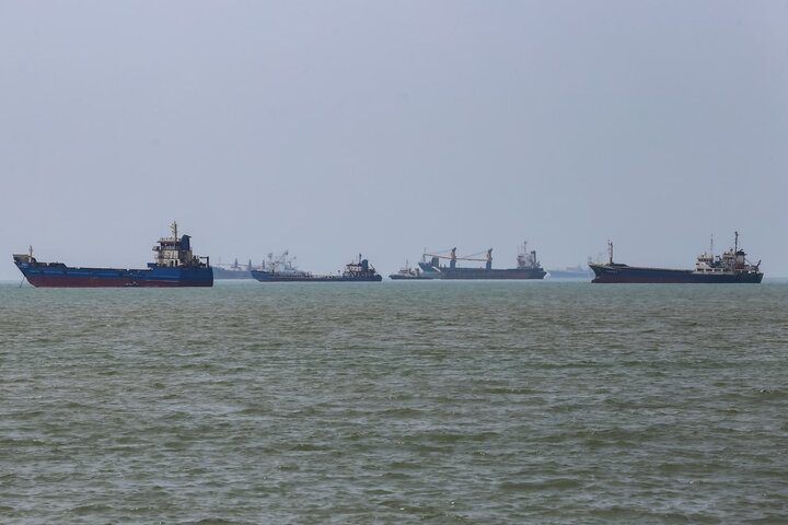 Oil edges higher as US, Iran hit impasse over Hormuz strait