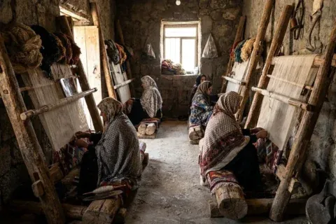 کارگاه آموزش چوقابافی بانوان در مسجدسلیمان برای حفظ میراث بومی