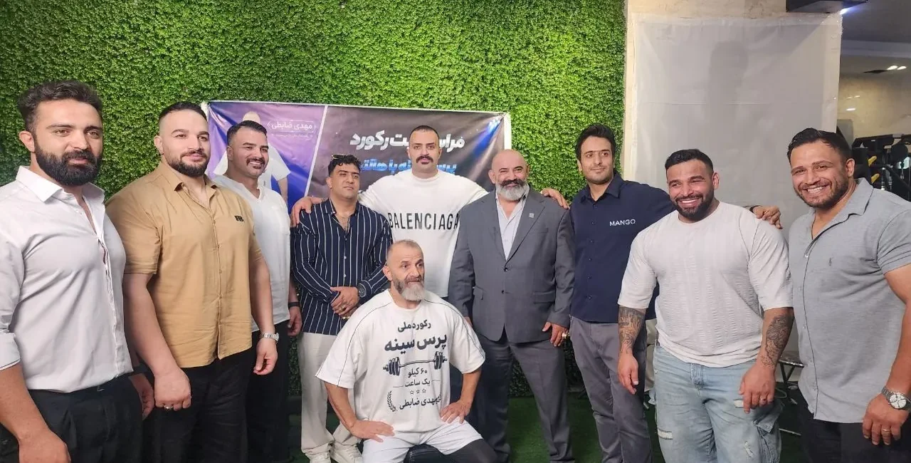 مهدی ضابطی در حال ثبت رکورد ۴۶۷ تکرار پرس سینه با وزنه ۶۰ کیلوگرمی