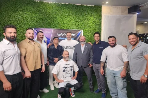 مهدی ضابطی در حال ثبت رکورد ۴۶۷ تکرار پرس سینه با وزنه ۶۰ کیلوگرمی