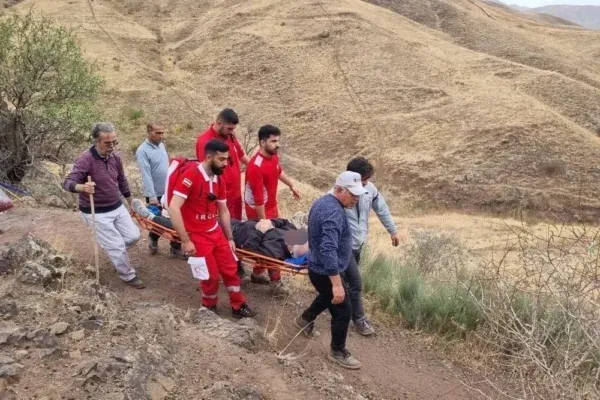 نجات طبیعت‌گرد مصدوم از ارتفاعات حسن‌آقا در هادیشهر
